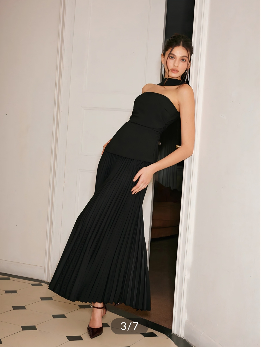 Choker Design Pleated Panel Dress - Picture 2 of 4